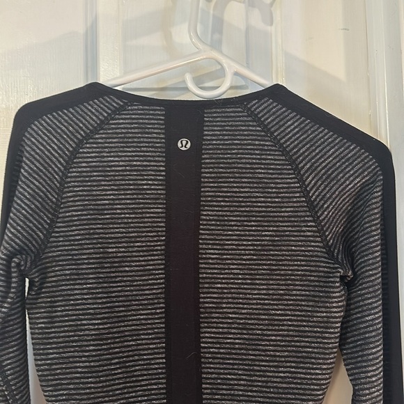 Women’s Lululemon Run Under Long Sleeve Reversible Black & Gray Athletic Top - Picture 6 of 8